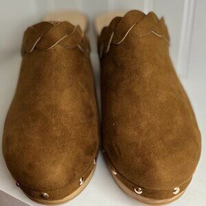 CHASE and CHLOE Woody Stud & Scallop Clog in Tan Suede Size 8.5
